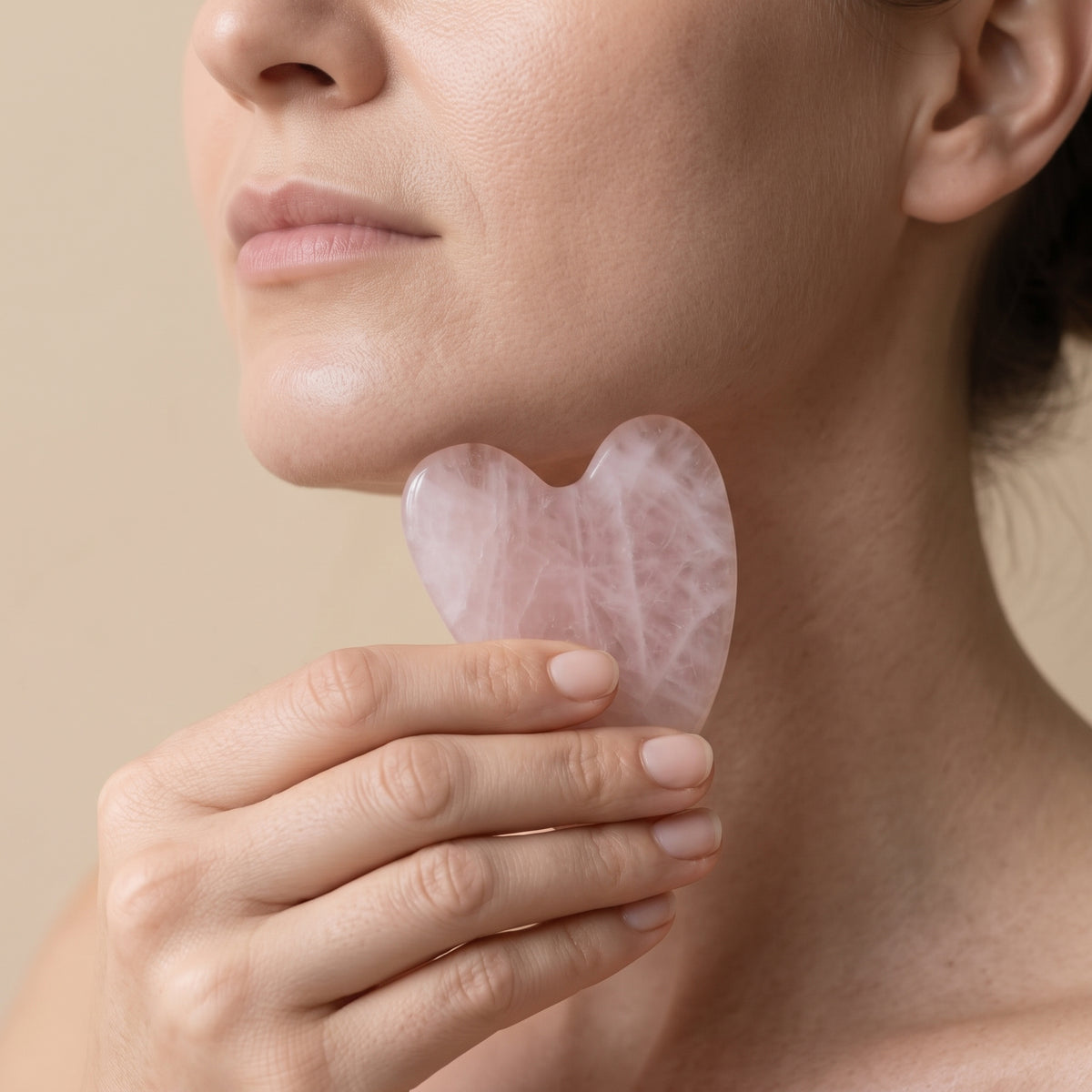 Tracé du menton vers l'oreille le long de la mâchoire sur un visage de profil stylisé